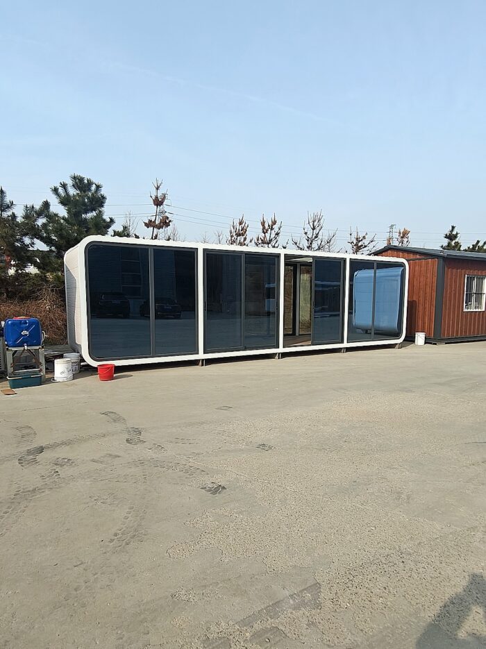 glass-apple-cabin-front_1000x1335