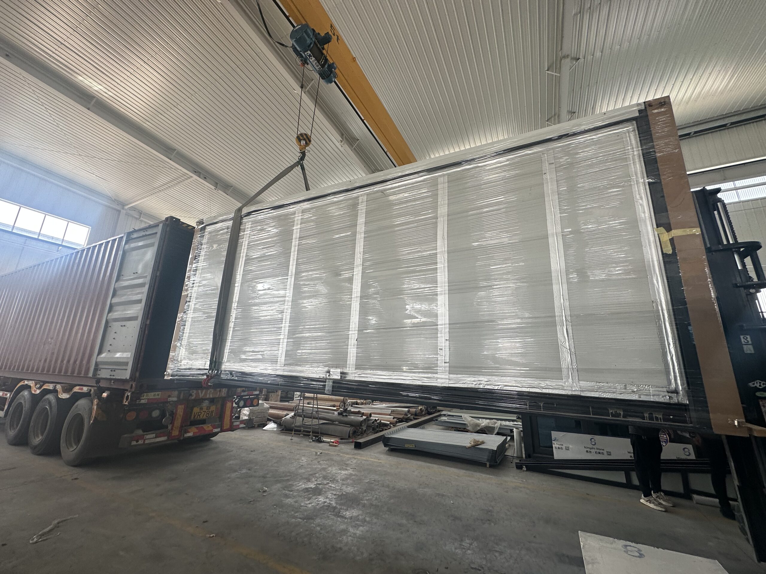 Expandable container house crane loading for international export