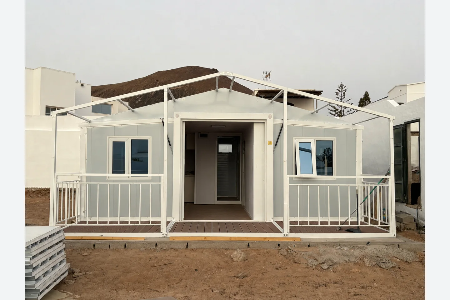 front view of a 20ft expandable house with balcony and roof frame in Spain