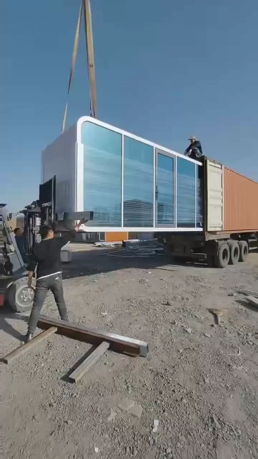 20ft prefab Apple Cabin lifted for container loading