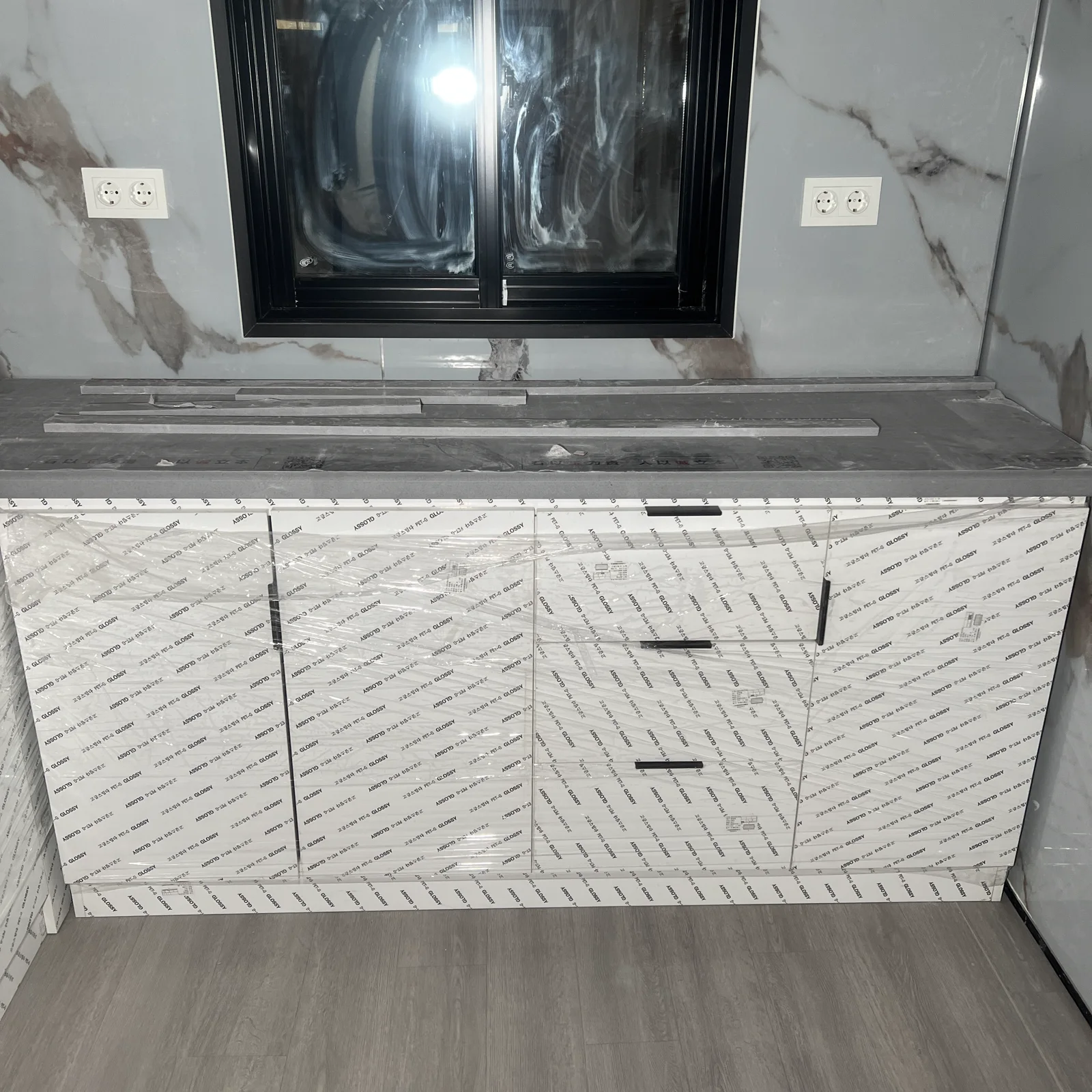 Kitchen cabinets and worktop in a 20ft expandable container home