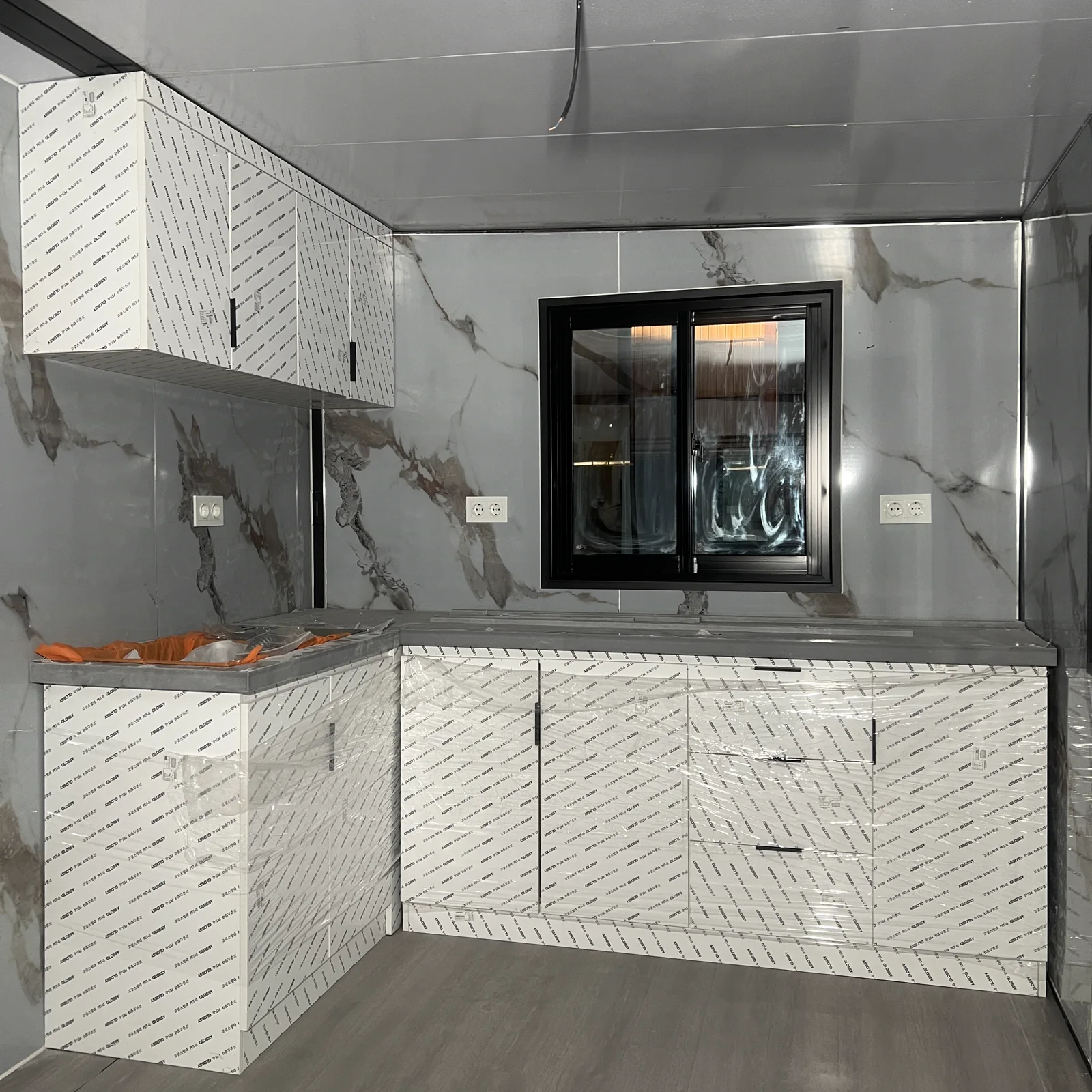 Fitted L-shaped kitchen in a 20ft foldable prefab house