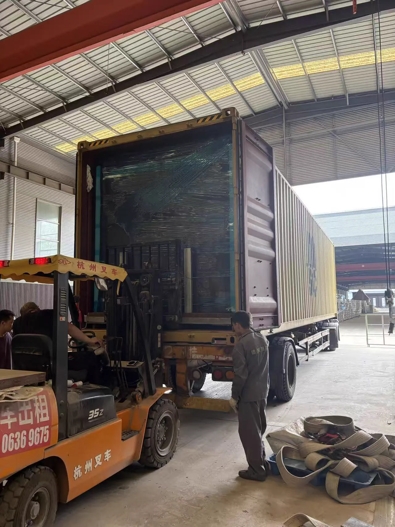40ft expandable house protected and loaded into 40HQ container